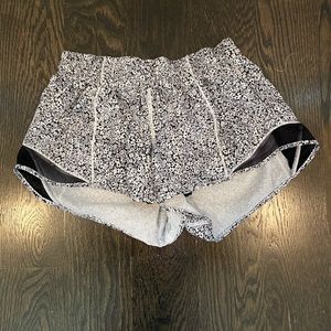 lululemon hotty hot short 2.5”